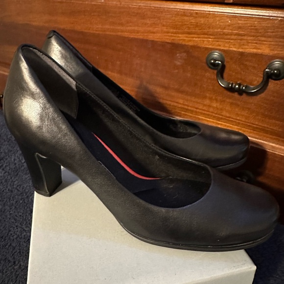 Like new Rockport Total Motion Leah Pump - Picture 9 of 10